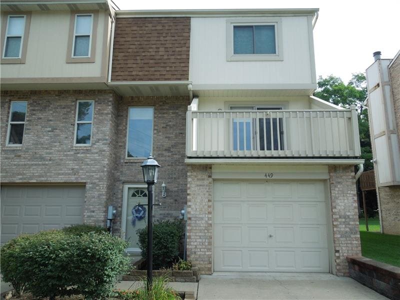 Beautiful Break on this lovely 2 story townhouse w