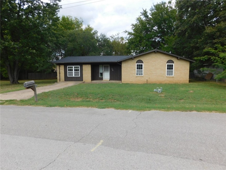 1750sf brick home in the middle of Farmington, convenient to everywhere and everthing.