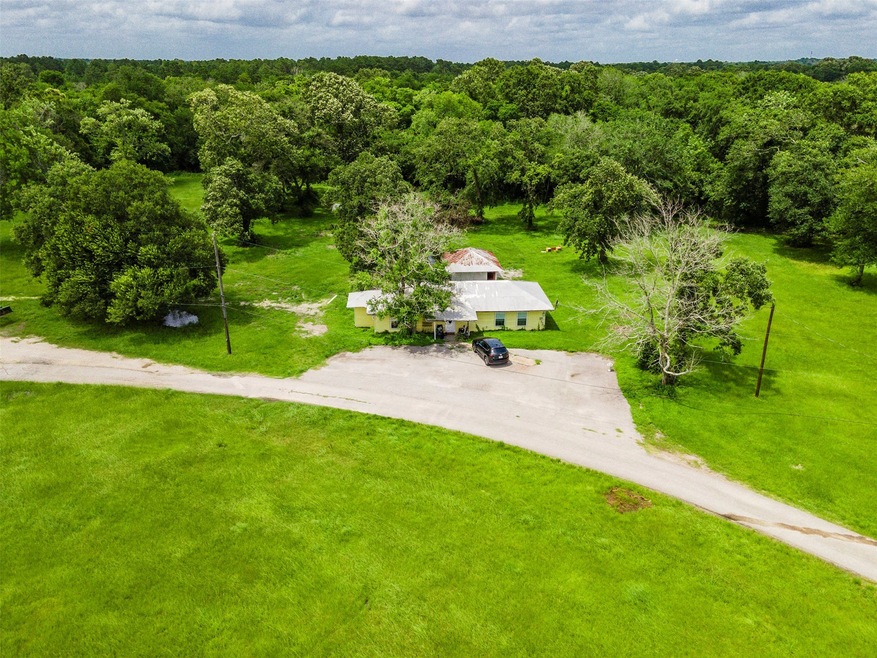 1406 W Parkwood Ave, Friendswood, TX 77546 - photo 1