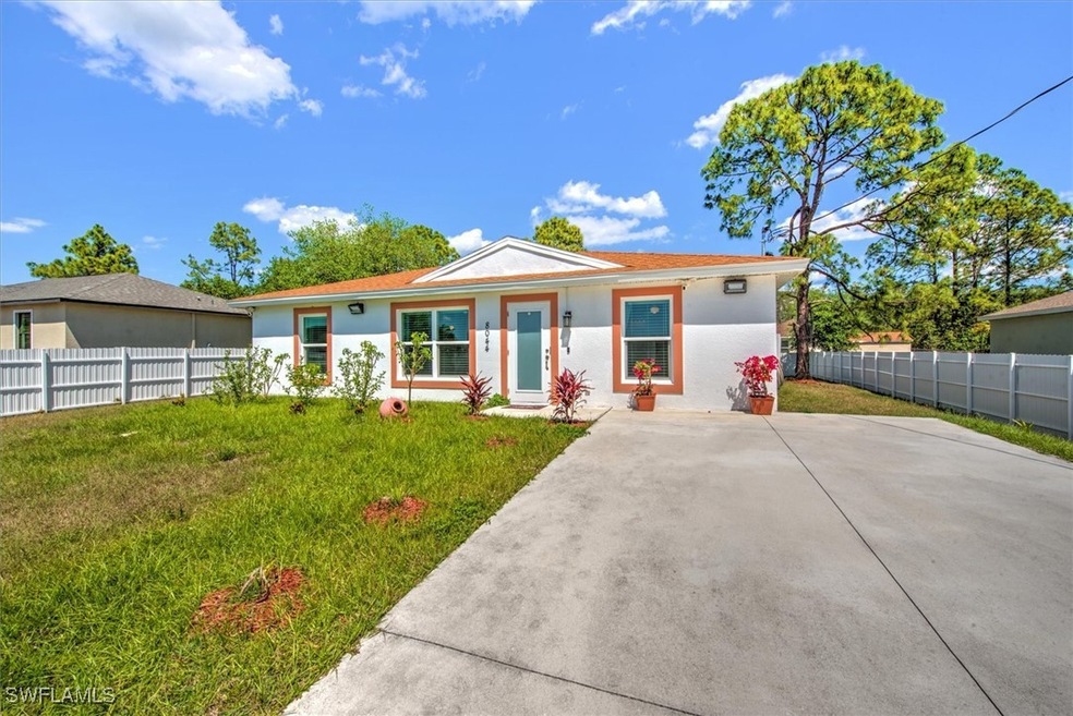 View of front of property featuring a front yard,