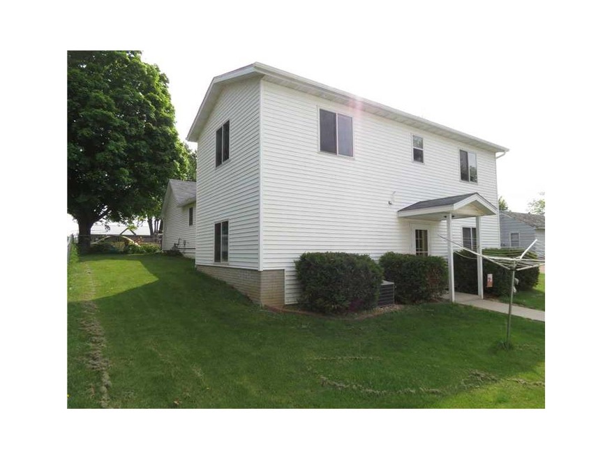 103 Summit St, Center Point, IA 52213 - photo 1