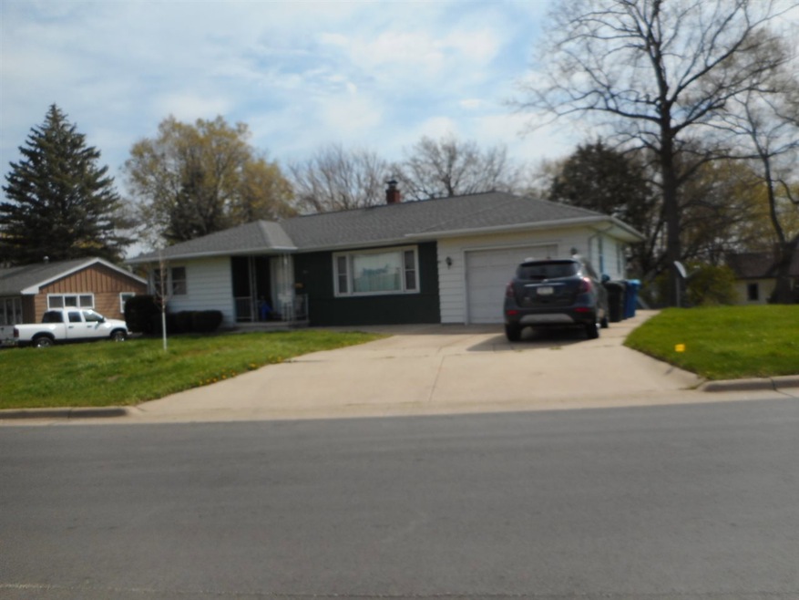 811 Stephan Ave, Waterloo, IA 50701 - photo 1