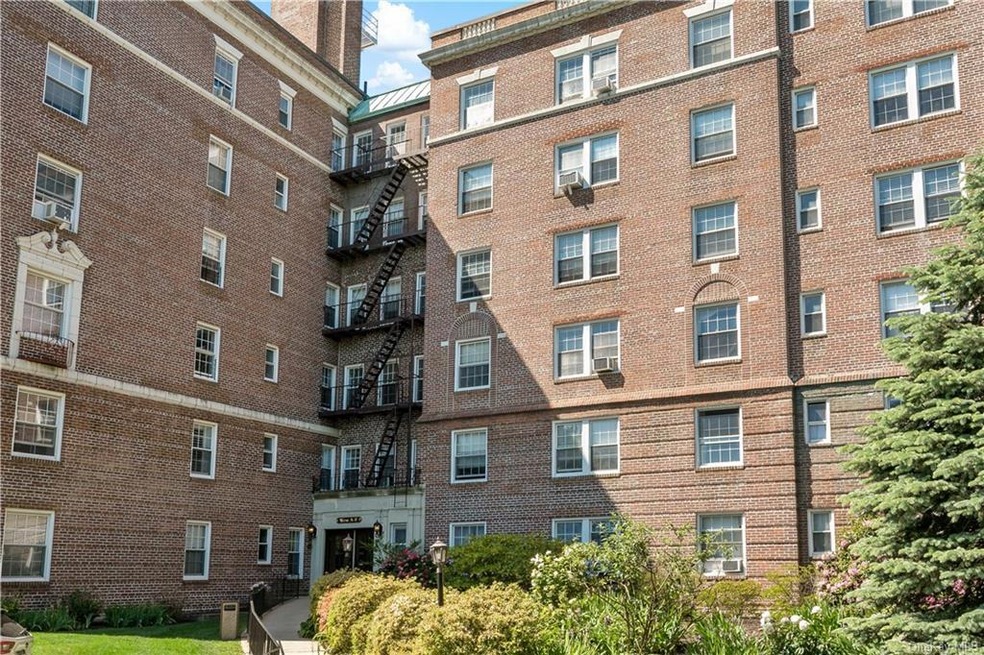 Washington Irving Gardens Apartments unit 3E, Tarrytown, NY 10591 - photo 1