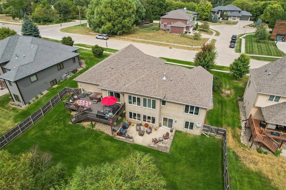 400 Indian Ridge Dr, Waukee, IA 50263 - photo 1