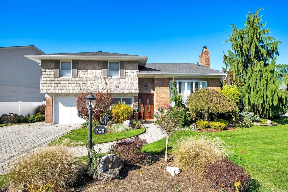 740 Princeton Rd, Franklin Square, NY 11010 - photo 1