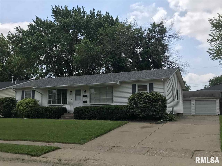 1637 W 43rd St, Davenport, IA 52806 - photo 1