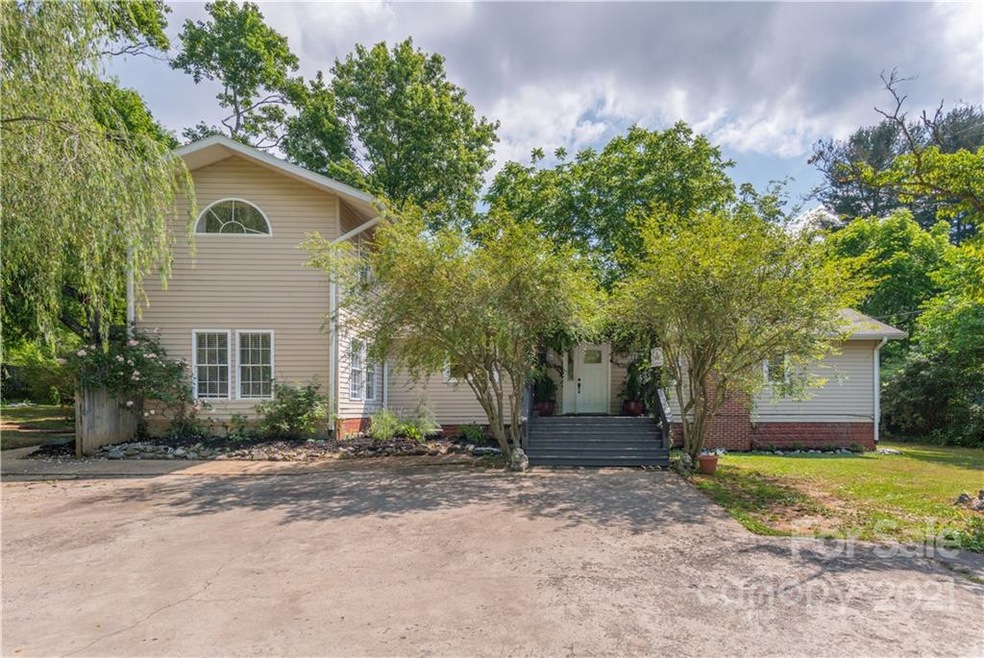 915 W Chapel Rd, Asheville, NC 28803 - photo 1