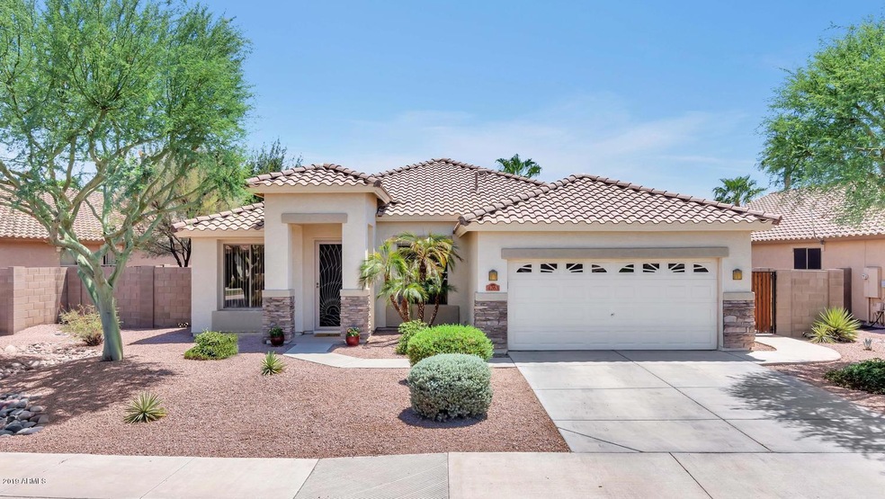 4263 E Torrey Pines Ln-large-001-005-Fro