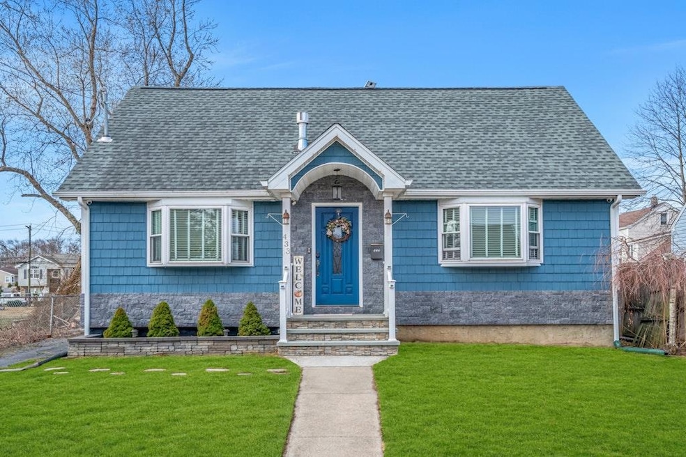 433 S 7th St, Lindenhurst, NY 11757 - photo 1