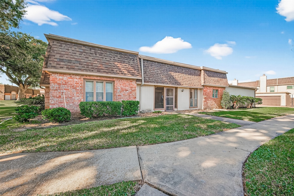 2819 Camelot Ln, Missouri City, TX 77459 - photo 1