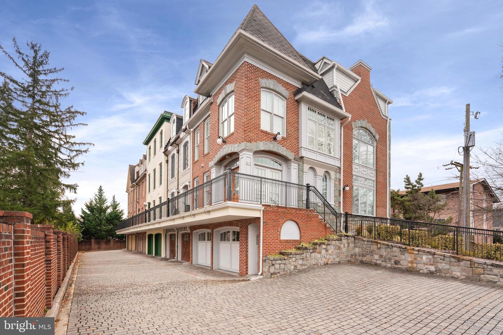 227 Locust St SE unit 4, Vienna, VA 22180 - photo 1