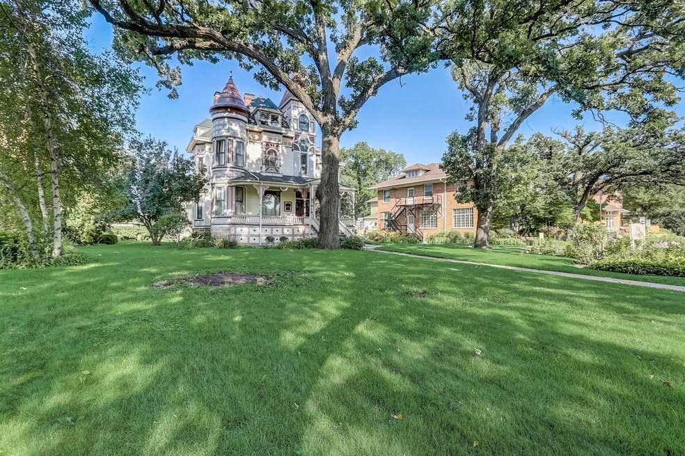 214 S State St, Elgin, IL 60123