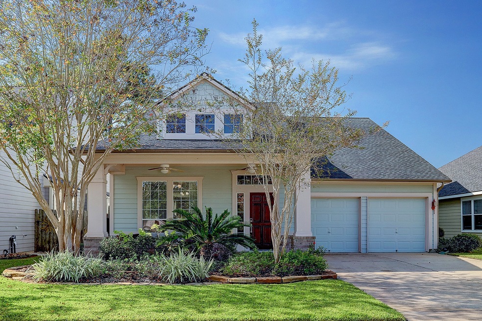 Welcome home!! This move in ready home offers a recently replaced roof, wonderful open floor plan, great efficiency, screened in back porch, updated flooring, quick park access, and much more. Let's take the tour!