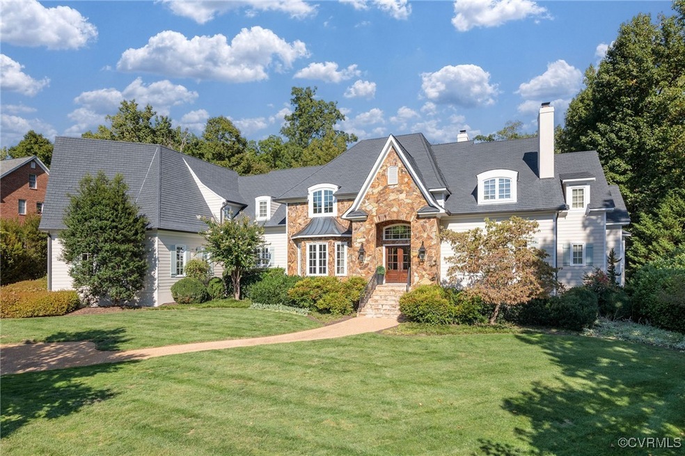 View of front facade featuring a front lawn