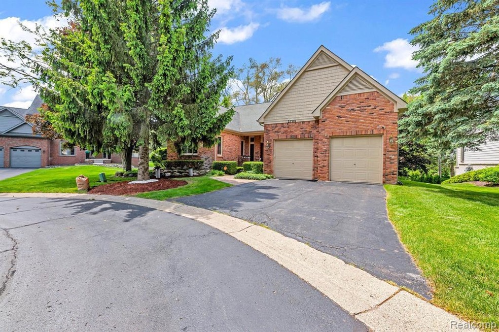 2785 Elizabeth Ln unit 20, West Bloomfield, MI 48324 - photo 1