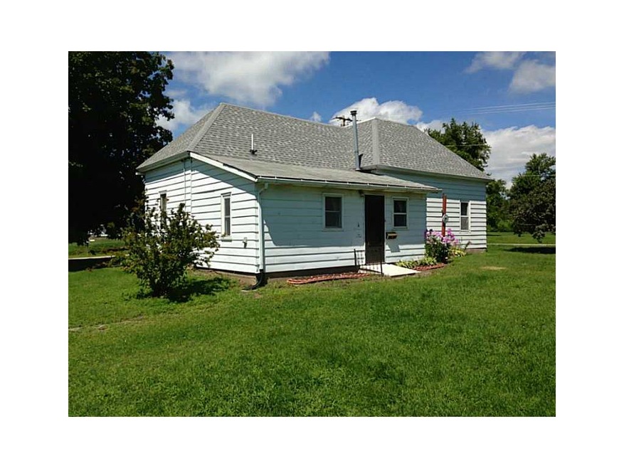 8 E Washington St, Center Point, IA 52213 - photo 1