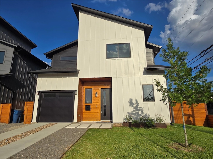 Contemporary house with a front lawn, a garage, d