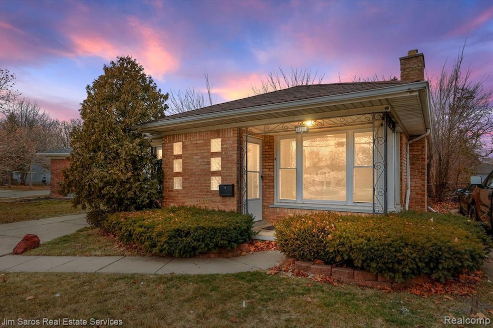 18711 Chandler Park Dr, Grosse Pointe, MI 48236 - photo 1