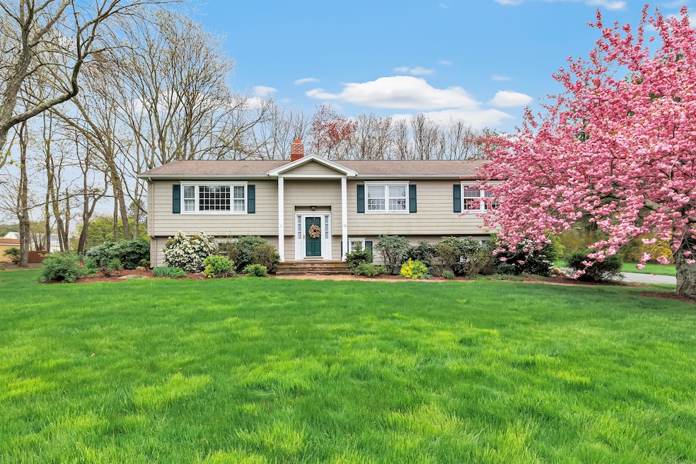 10 Cayer Cir, Shelton, CT 06484 - photo 1