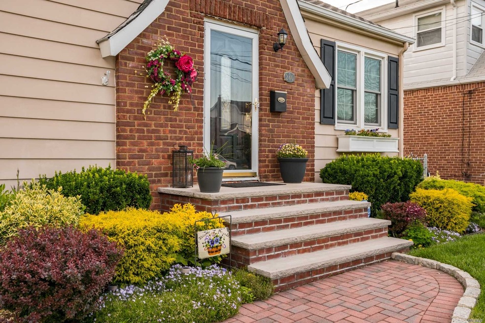 240 Commonwealth St, Franklin Square, NY 11010 - photo 1