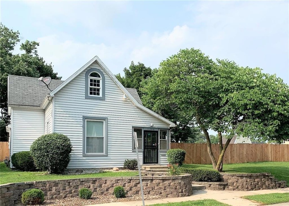 1306 W 5th St, Anderson, IN 46016 - photo 1