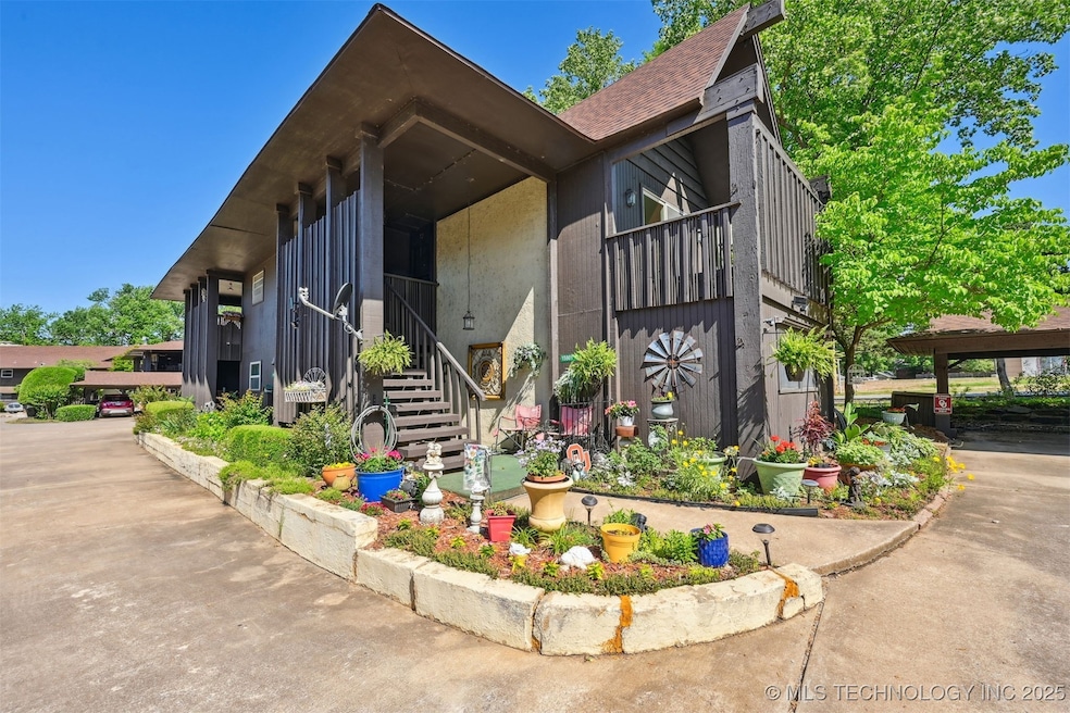 Pretty 2nd floor condo in a fabulous location
