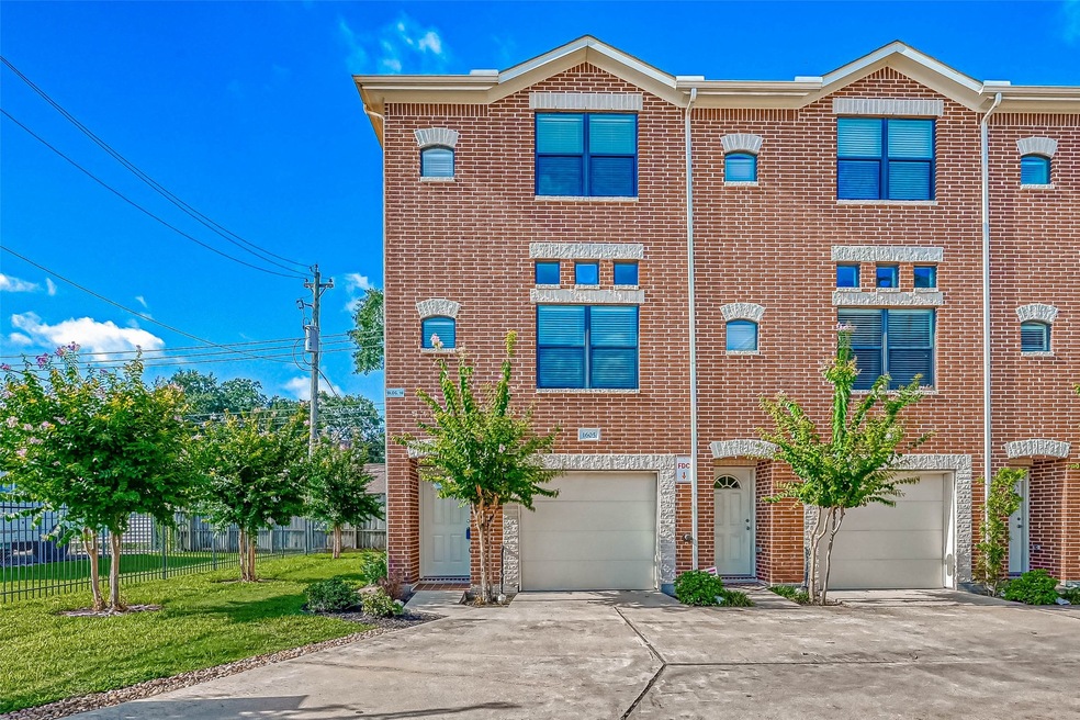 End unit with side greenspace