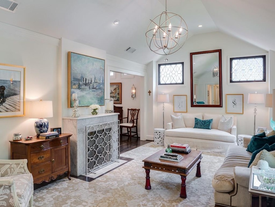 RENOVATED COTTAGE WITH VAULTED CEILING