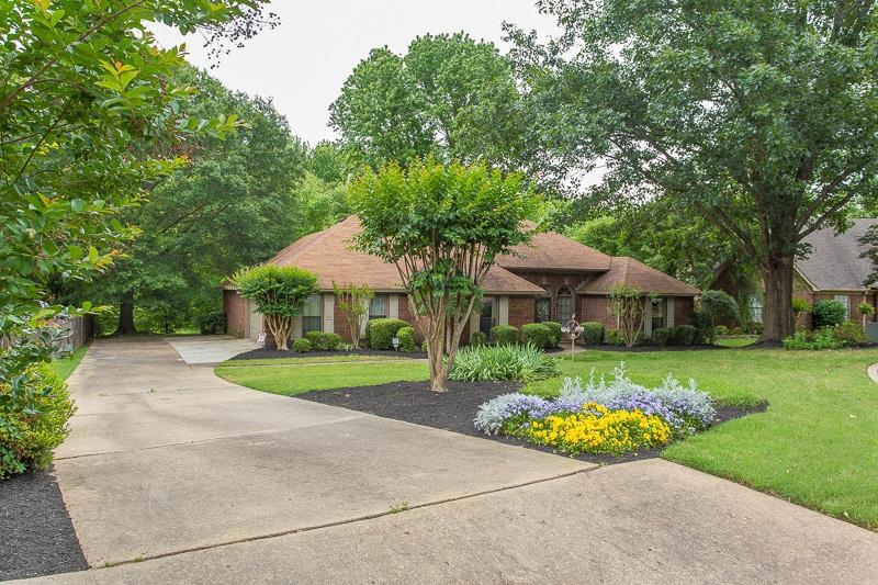 Beautiful lot in a round-about!
