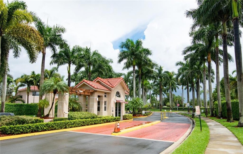 261 W Forest Oak Cir, Davie, FL 33325 - photo 1