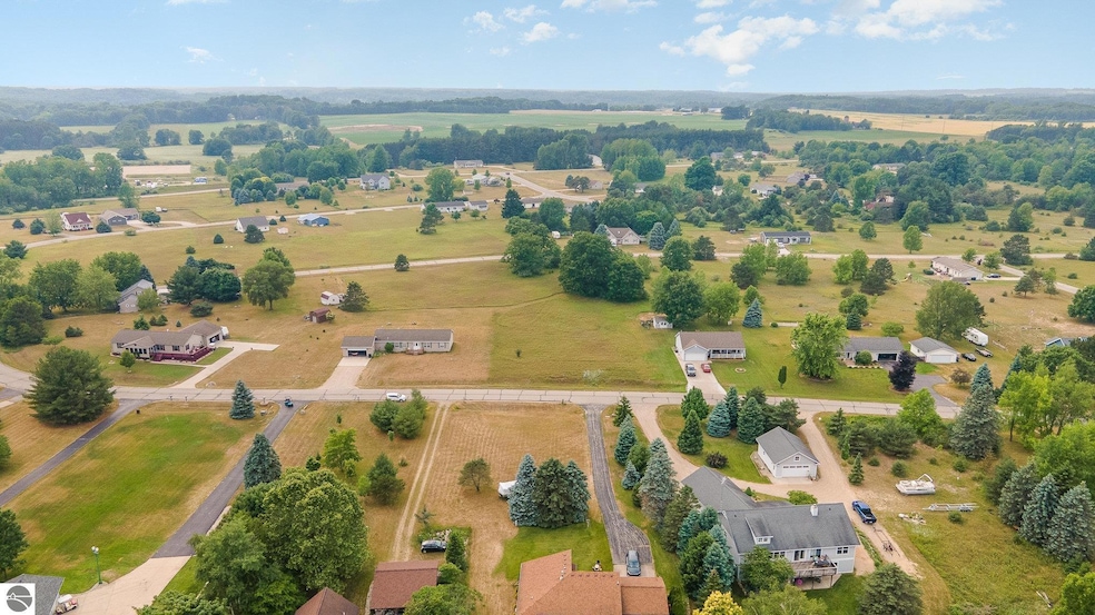 1016 Pyrenees Dr, Lake Isabella, MI 48893 - photo 1