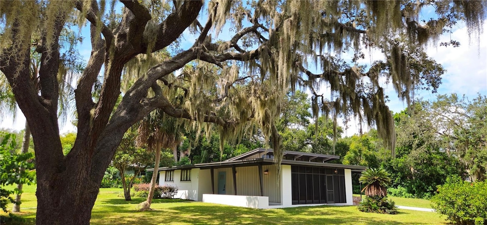 126 E Cypress Ave, Howey In the Hills, FL 34737 - photo 1