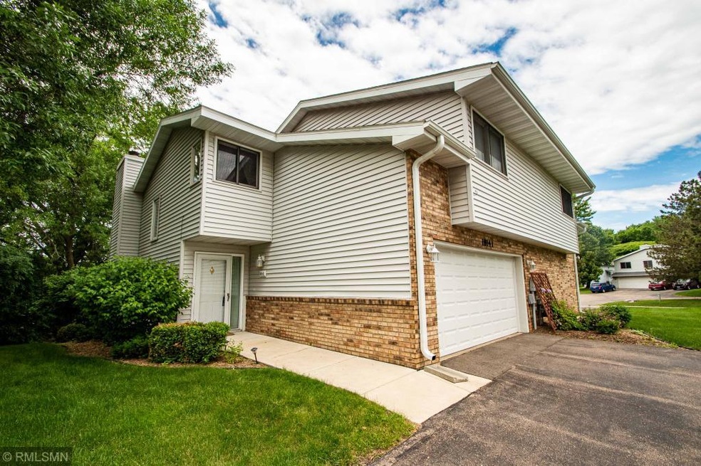 Wonderful end unit in desirable Creek View Hills
