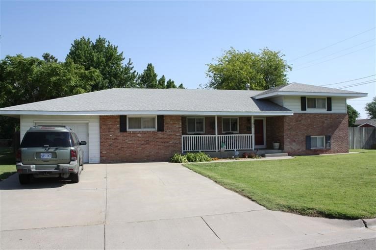 208 W 1st St, Hugoton, KS 67951 - photo 1