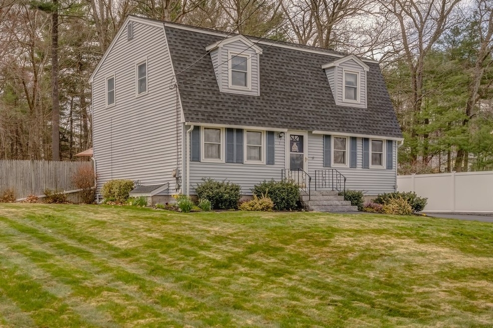 7 Shingle Mill Dr, Nashua, NH 03062 - photo 1