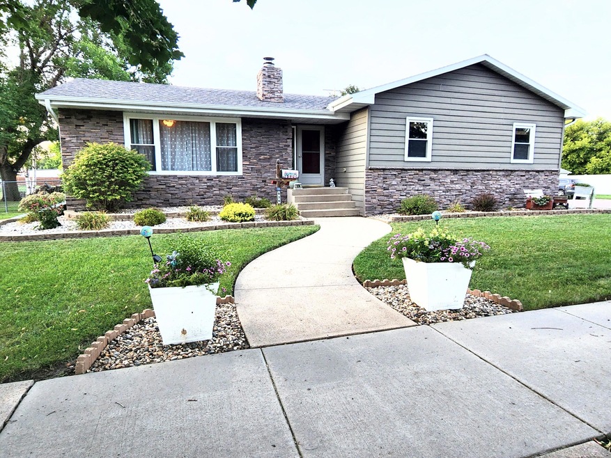 936 E 7th Ave, Mitchell, SD 57301 - photo 1