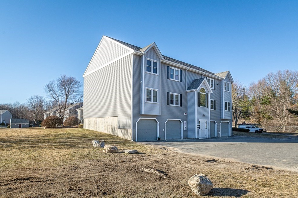 64 Tennis Plaza Rd unit 22, Dracut, MA 01826 - photo 1
