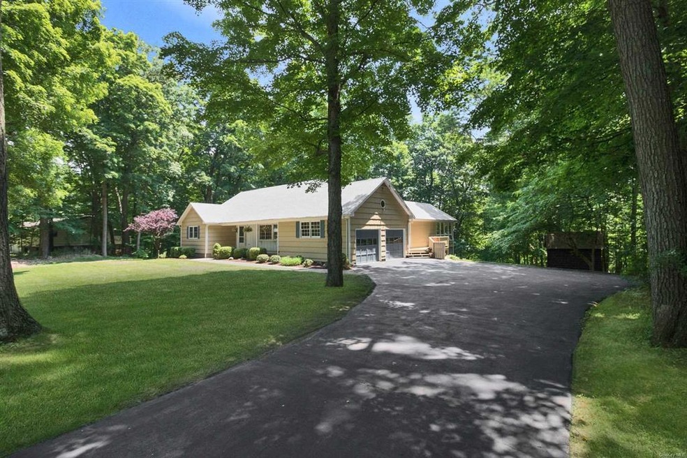 8 Woodcrest Dr, Hopewell Junction, NY 12533 - photo 1