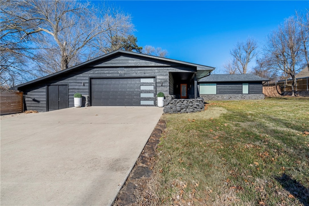 910 NW 8th St, Bentonville, AR 72712 - photo 1