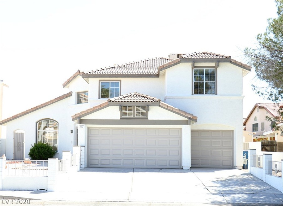 FRONT OF HOME. 3 CAR GARAGE. EXTRA WIDE DRIVEWAY.L