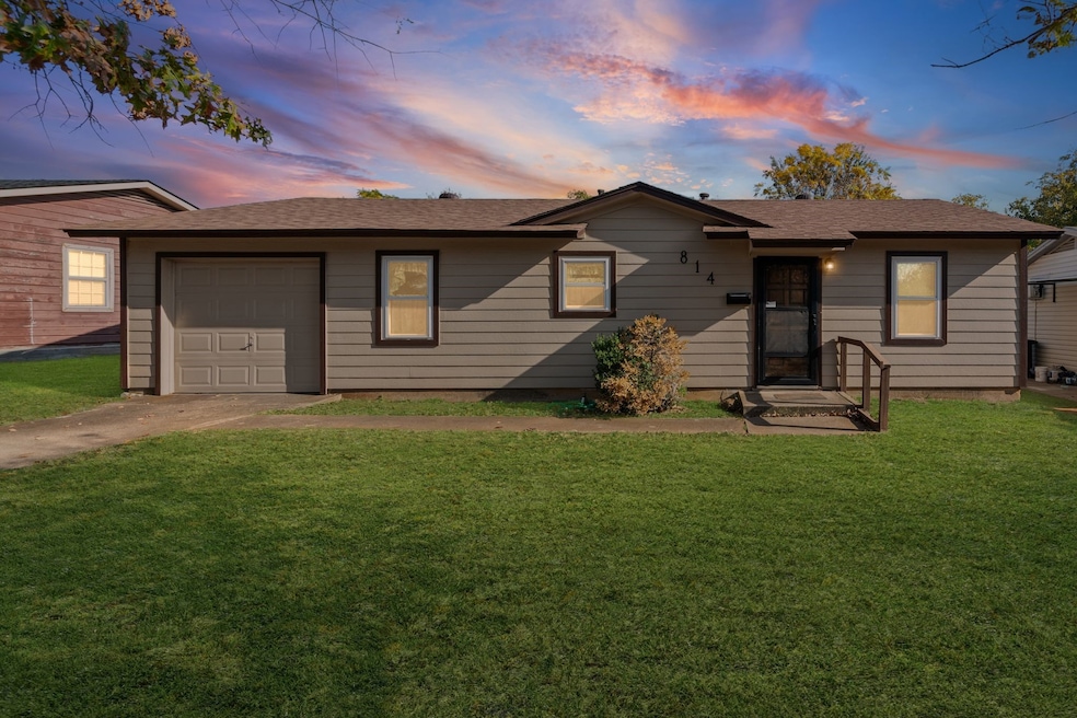 814 Bell Dr, Euless, TX 76039 - photo 1