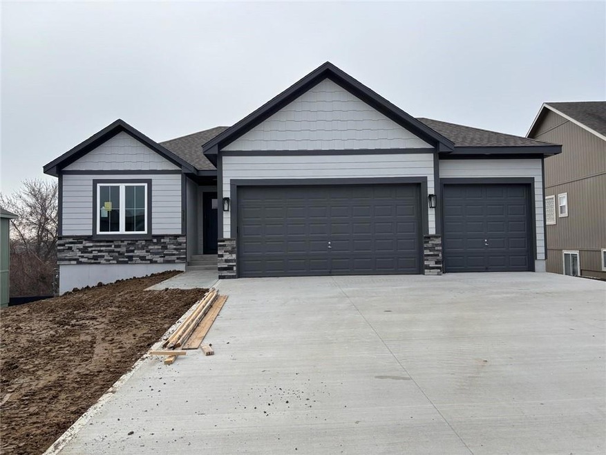 311 Mulberry Dr, Raymore, MO 64083 - photo 1