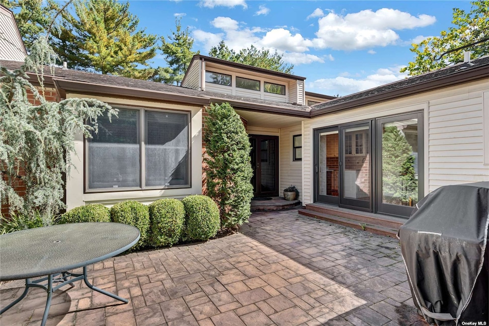 202 Hummingbird Rd, Manhasset, NY 11030 - photo 1