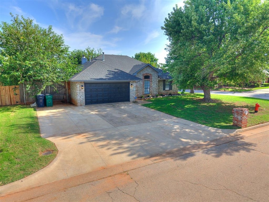 10001 Hollyhead Way, Yukon, OK 73099 - photo 1