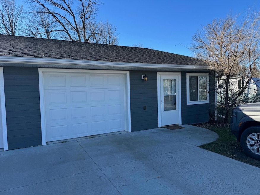 204 W Poplar Ave unit B, Badger, MN 56714 - photo 1