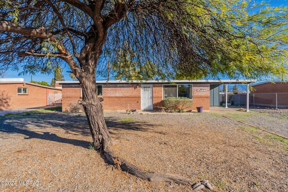 4717 E Andrew