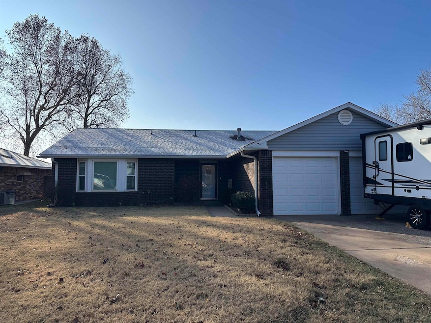 3905 Oakcrest Ave, Enid, OK 73703 - photo 1