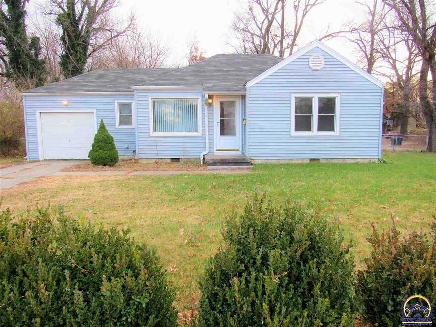 2121 SW 21st St, Topeka, KS 66604 - photo 1