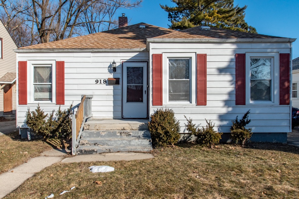 918 W Ridgeland Ave, Waukegan, IL 60085 - photo 1