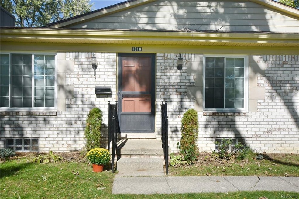 1810 Torquay Avenue_01.JPG